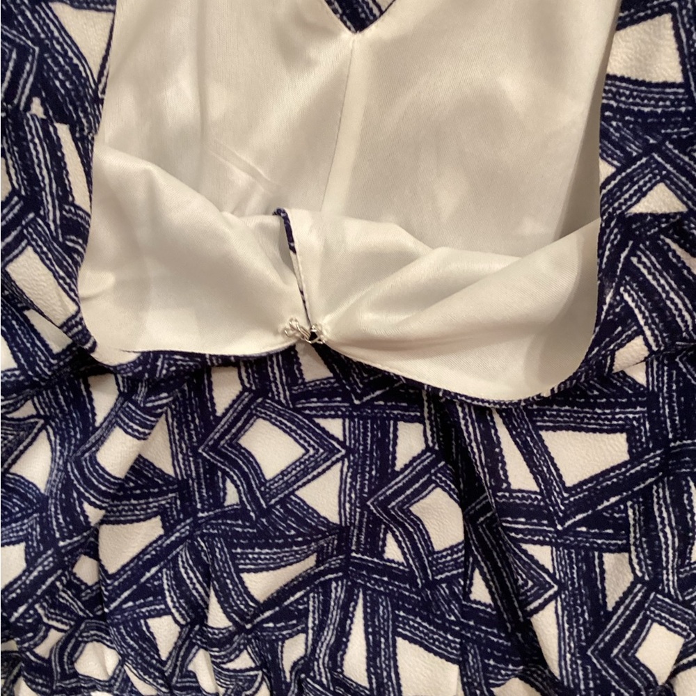 DR2 Geometric Print Dress Size M - Picture 4 of 9